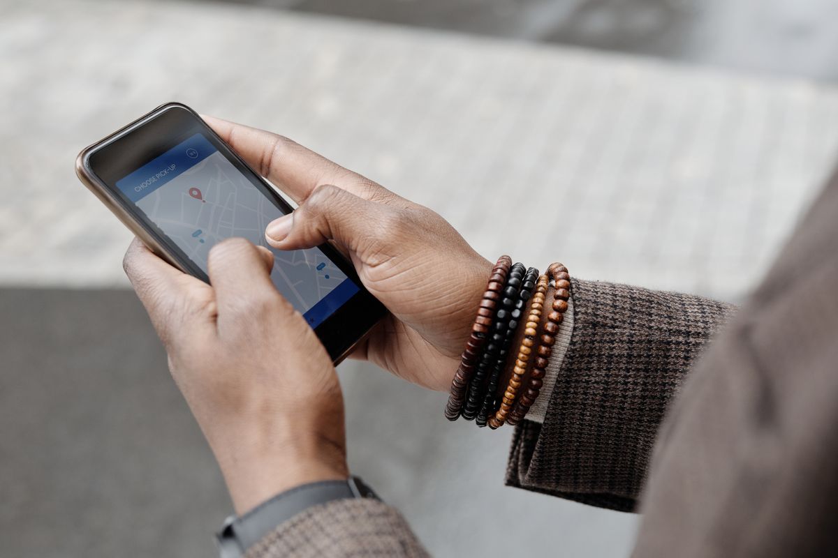 Cómo aparecer en Google Maps: por qué tu negocio no sale y cómo arreglarlo 2 Persona buscando un negocio en el movil mientras camina por la calle