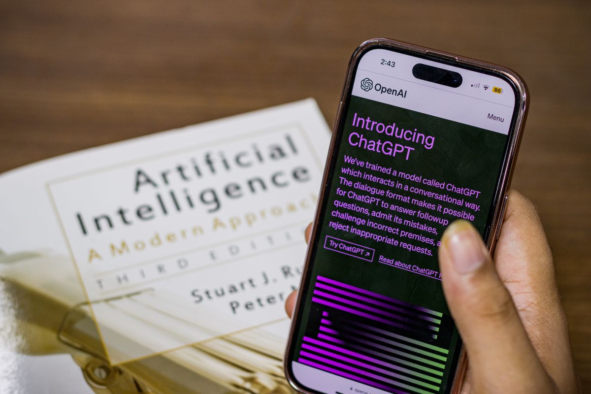 Cómo aparecer en Google Maps: por qué tu negocio no sale y cómo arreglarlo 6 Mano sosteniendo un móvil con una herramienta de inteligencia artificial