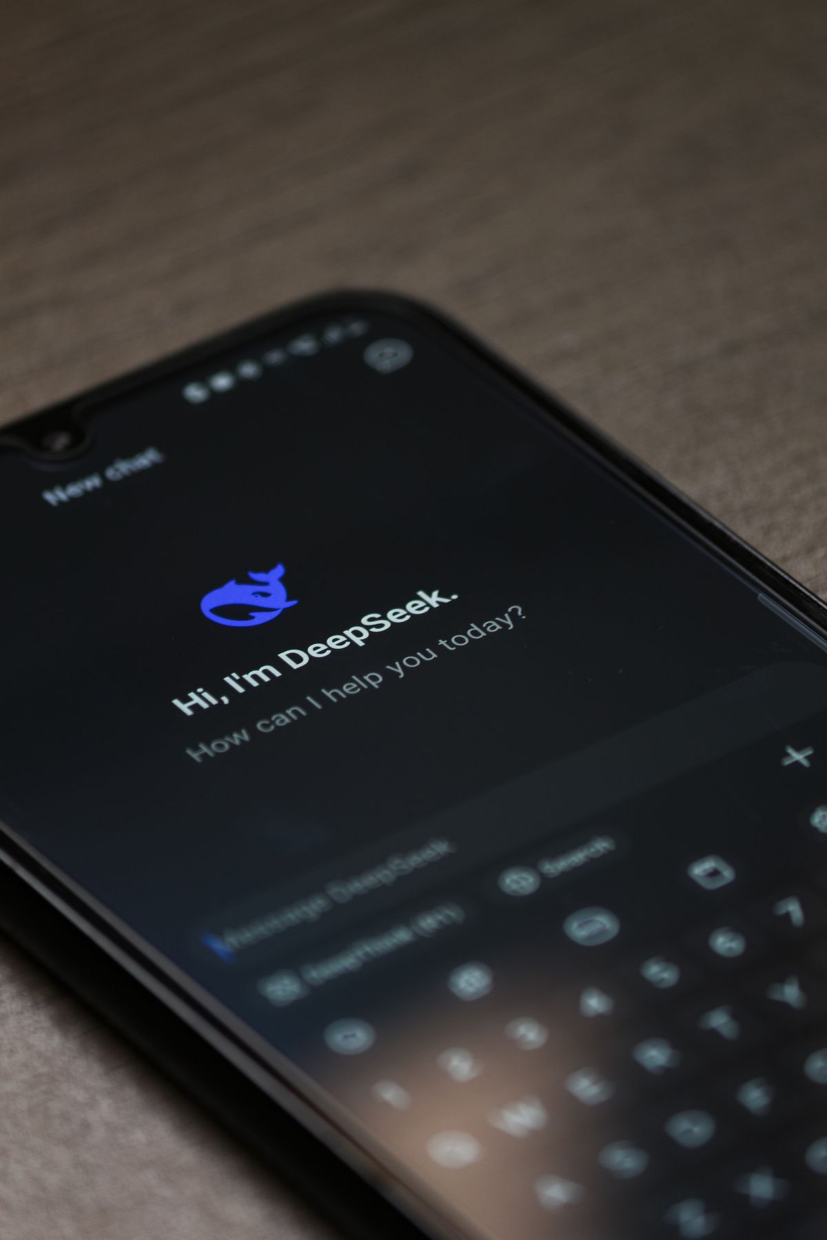 AI Overviews y SEO local: qué cambia para tu negocio 2 Primer plano de un teléfono mostrando un asistente de inteligencia artificial