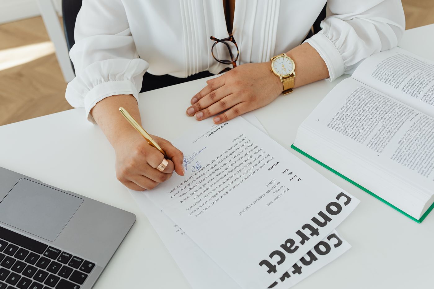 Persona repasa las clausulas de un contrato antes de firmarlo