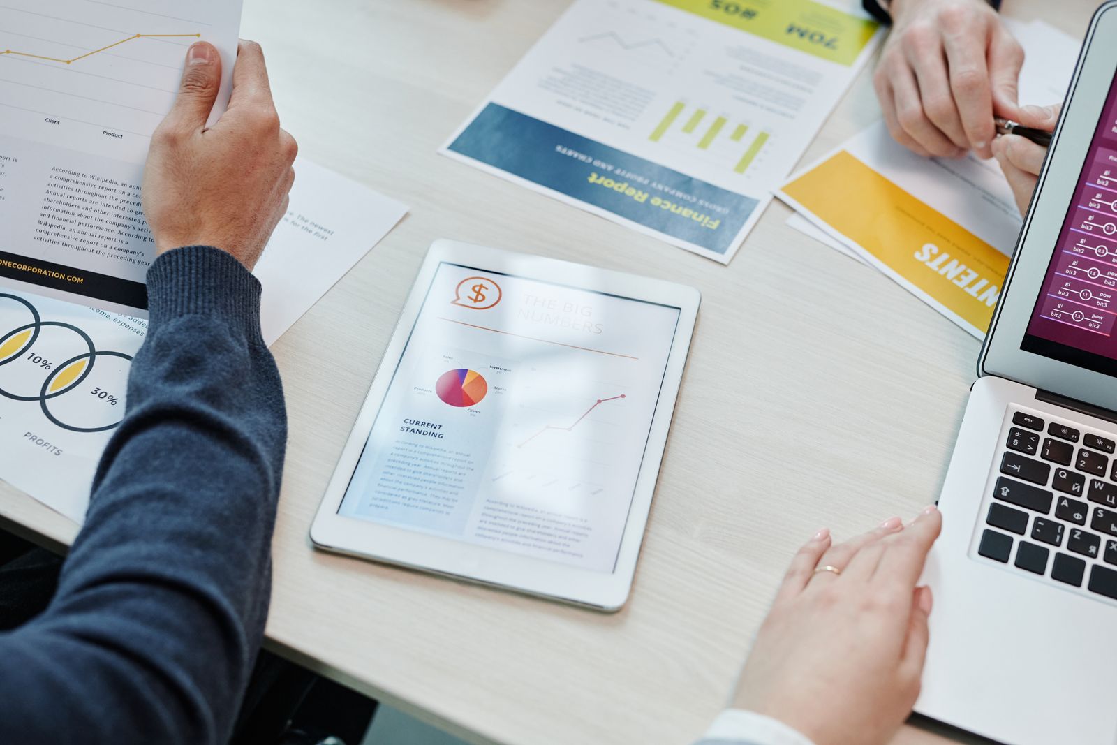 Cómo optimizar tu Perfil de Empresa en Google (antes Google My Business) 6 Mesa de trabajo con informes de rendimiento de campanas de publicidad online