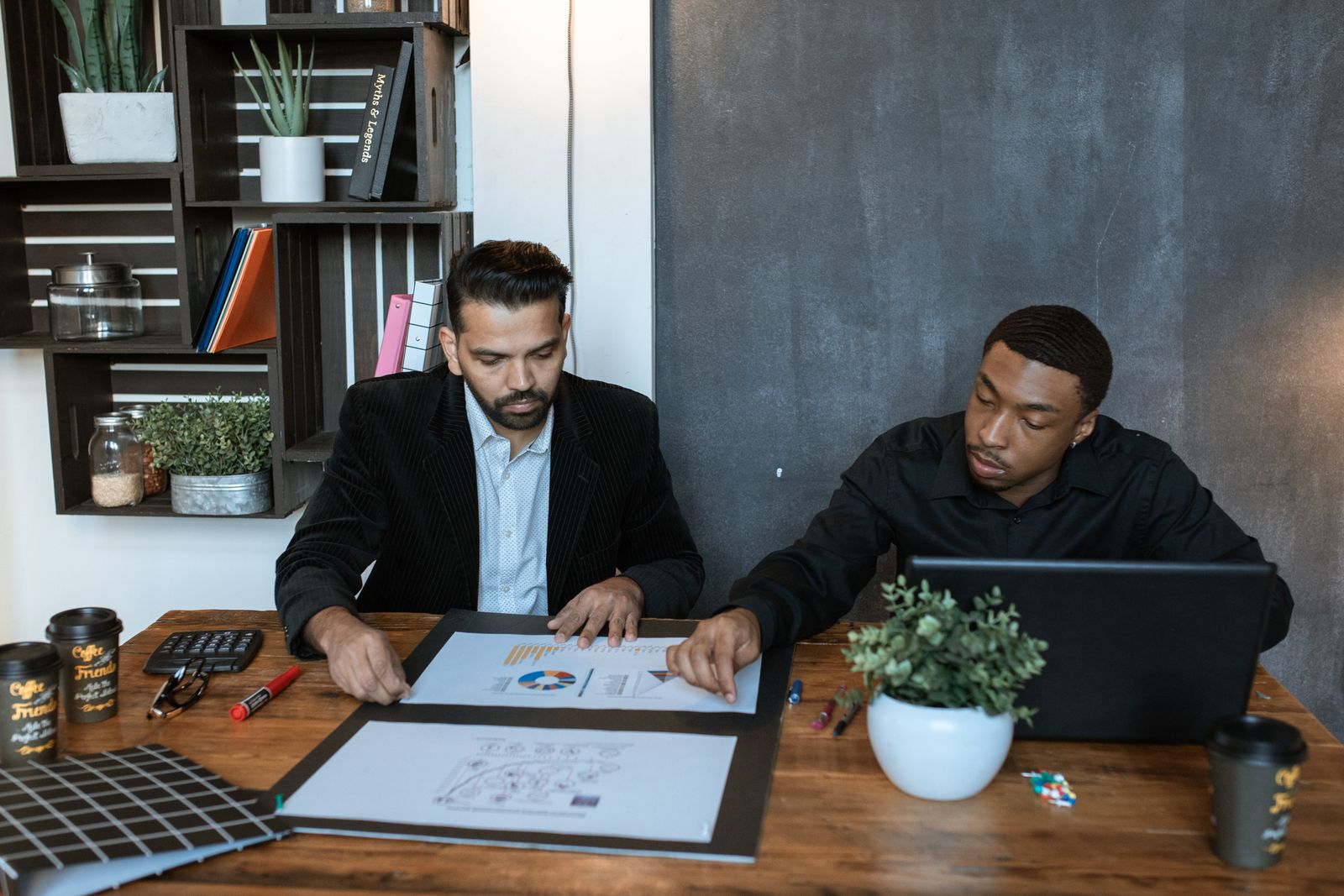 Cómo optimizar tu Perfil de Empresa en Google (antes Google My Business) 3 Dos personas revisan el presupuesto de publicidad online en una oficina