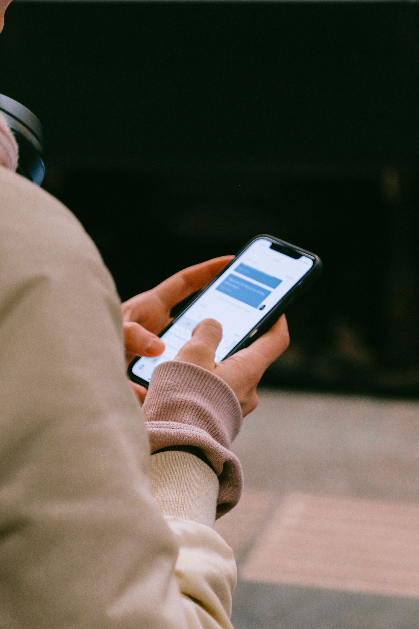 Manos escribiendo una busqueda en el telefono movil