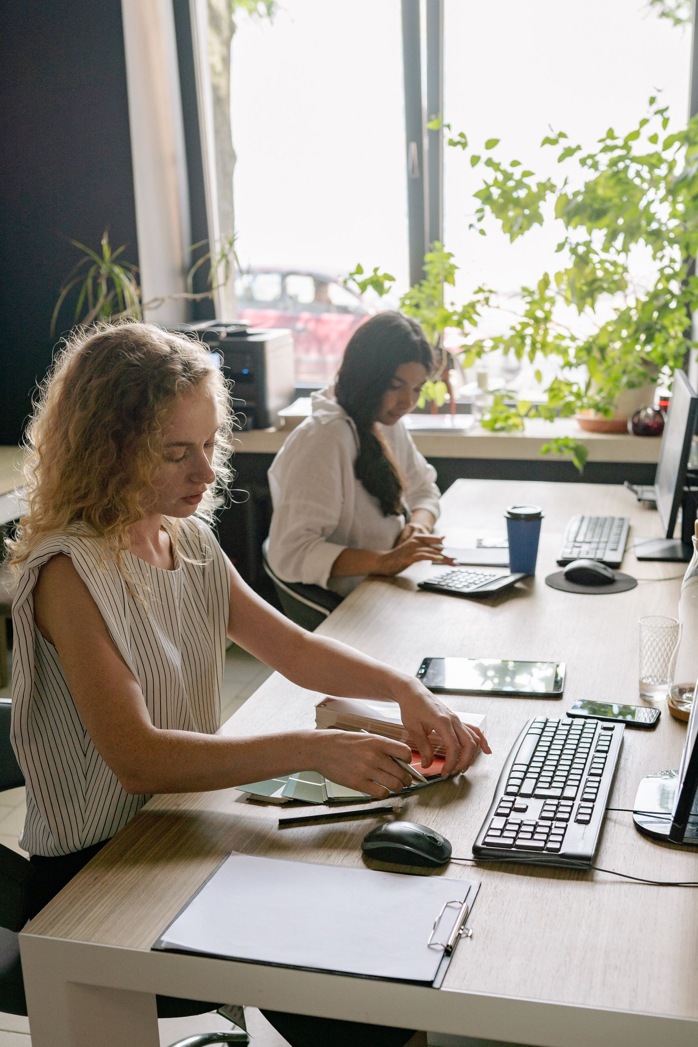 Agencia, freelance o hacerlo en casa: qué sale a cuenta según tu tamaño 1 Profesional freelance trabaja sola con portatil y telefono en su escritorio