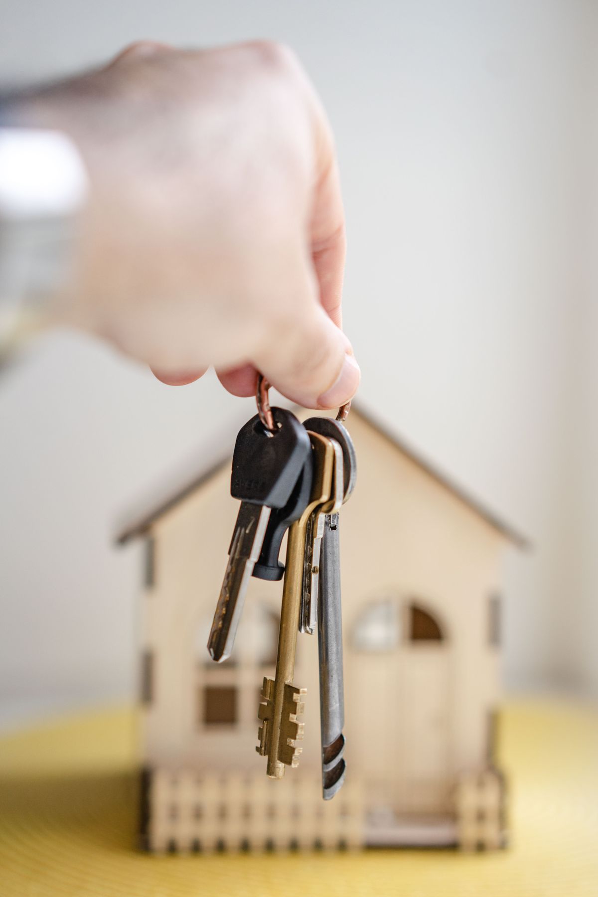 Marketing para inmobiliarias: cómo captar más clientes 1 Manojo de llaves sobre una maqueta de casa