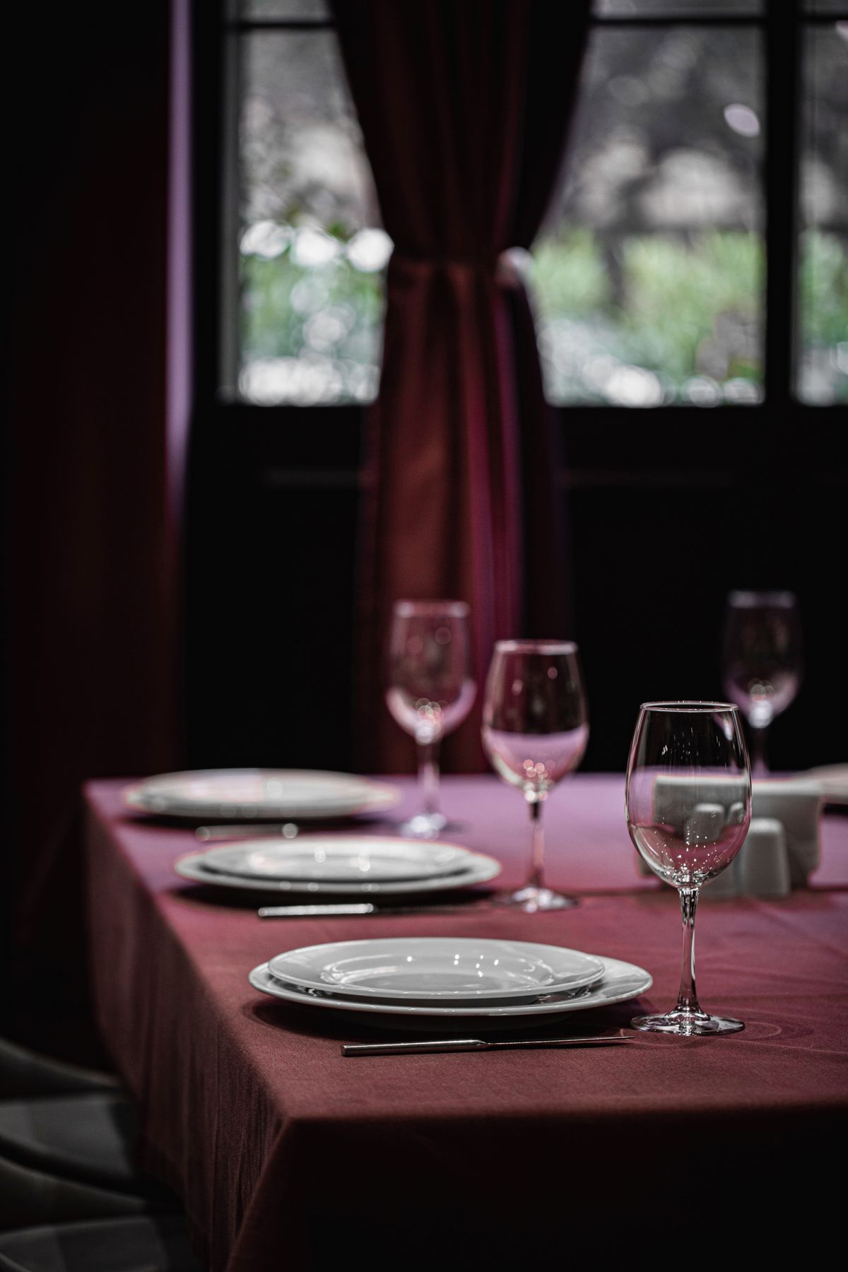 Mesa de restaurante vestida con copas y vajilla