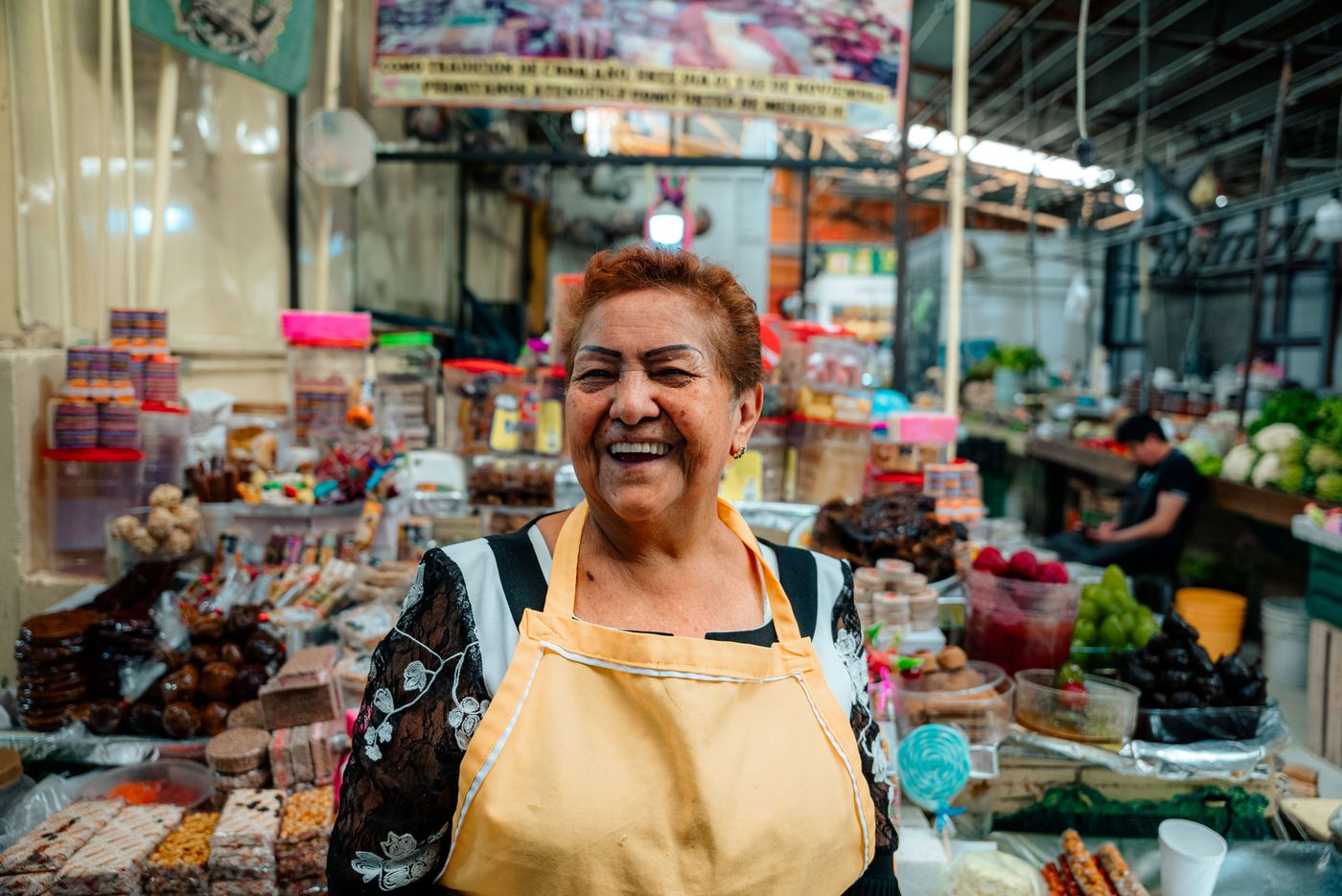Cómo conseguir reseñas en Google sin quemar a tus clientes 1 Vendedora de un negocio local atendiendo con una sonrisa