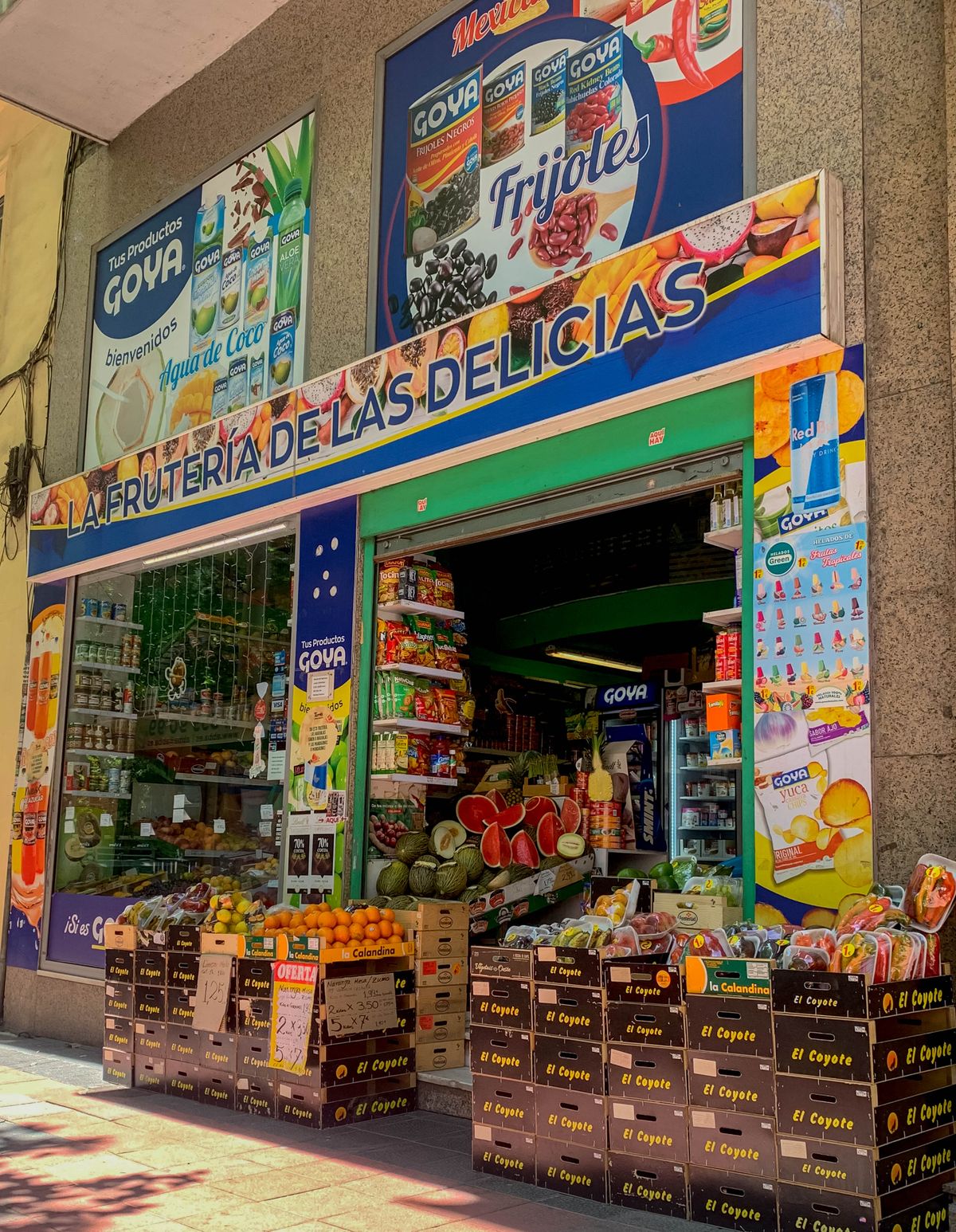 Cómo aparecer en Google Maps: por qué tu negocio no sale y cómo arreglarlo 1 Fruteria de barrio con el genero expuesto en la calle