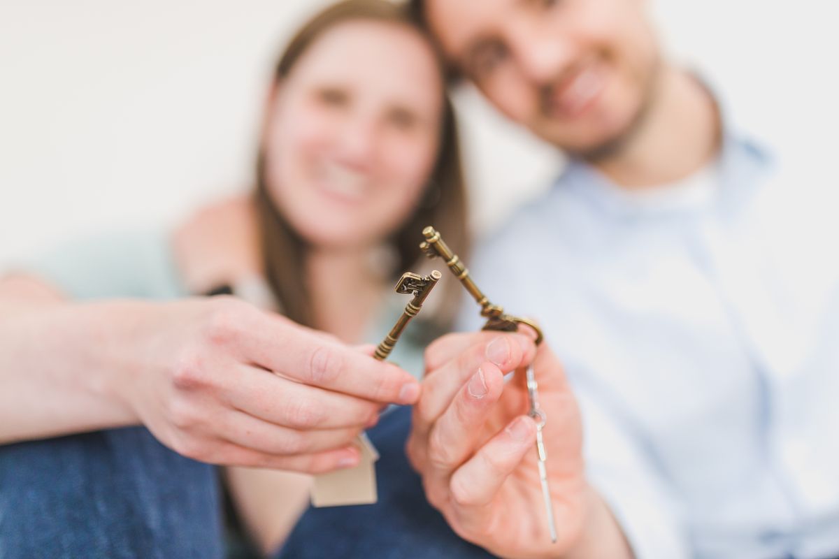 Marketing para inmobiliarias: cómo captar más clientes 2 Pareja sonriente recibiendo las llaves de su vivienda
