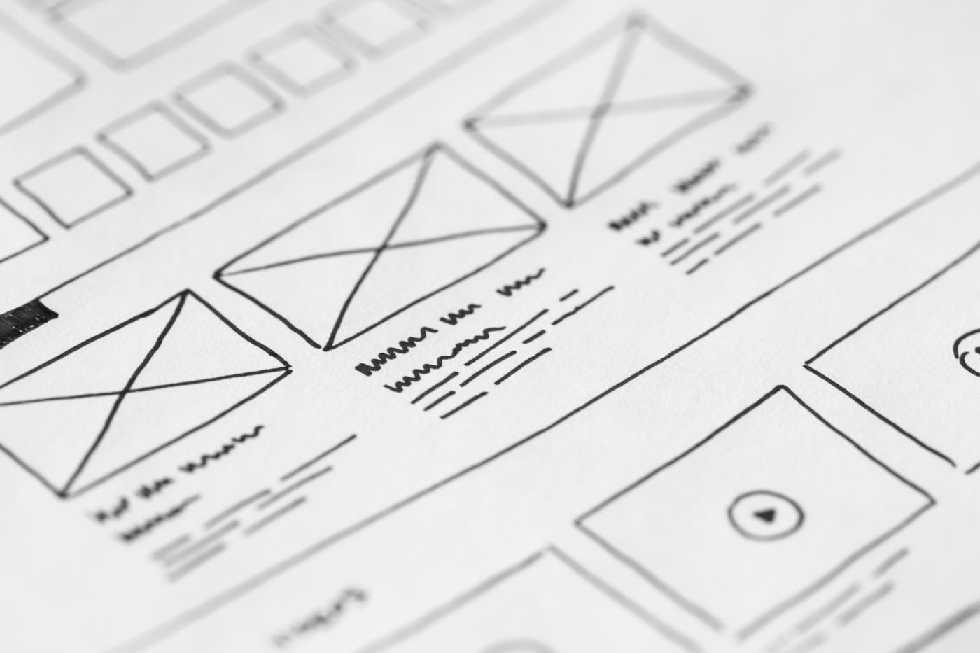 Cuánto cuesta una página web en 2026 según el tipo de negocio 2 Bocetos en papel con la estructura de las paginas de una web