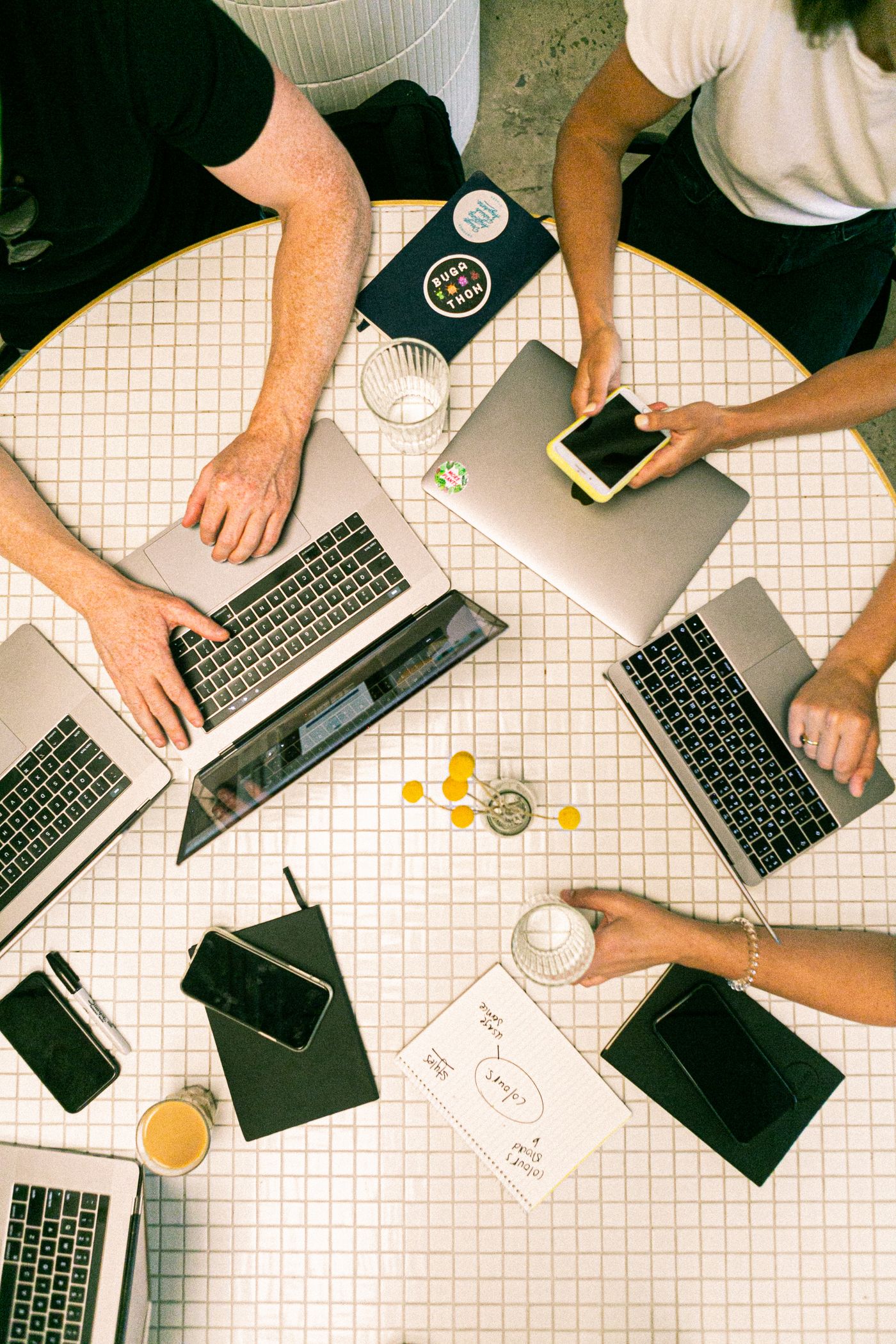 Cuánto cuesta Google Ads al mes para una pyme (con datos de campañas reales) 1 Dos personas trabajan con portatiles junto a monedas sobre papel milimetrado
