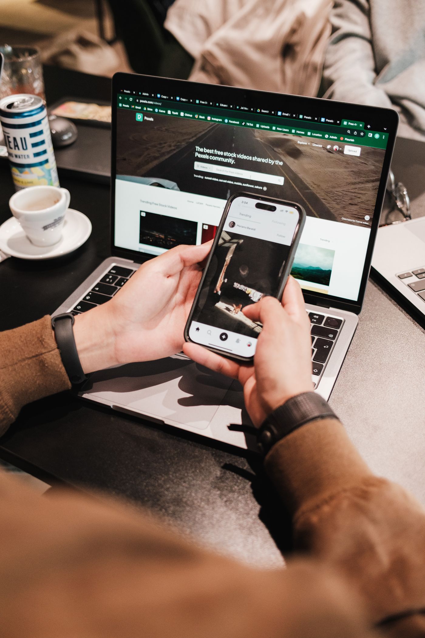 Cuánto cuesta llevar las redes sociales de una empresa y cuándo compensa 1 Manos preparando publicaciones para redes sociales con movil y portatil