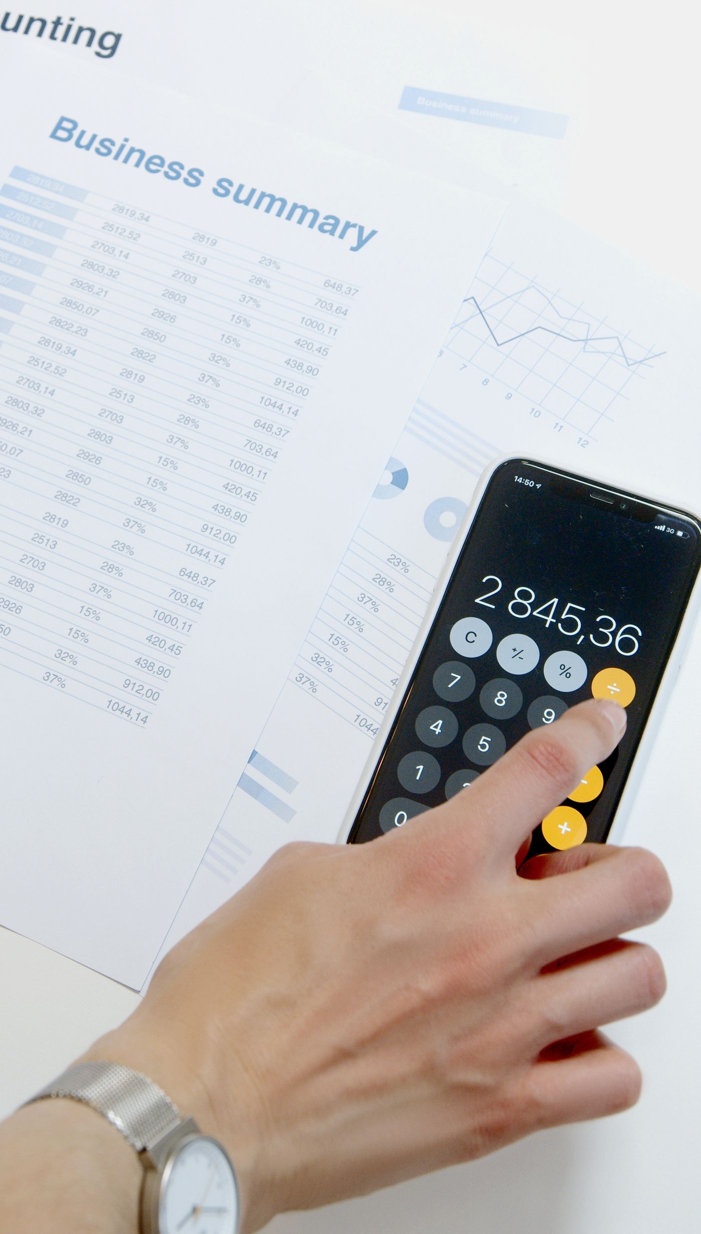 Cuánto cuesta el SEO al mes en España y qué deberías recibir por ese dinero 1 Calculadora sobre una hoja de calculo con los rangos de precio de una campana de SEO