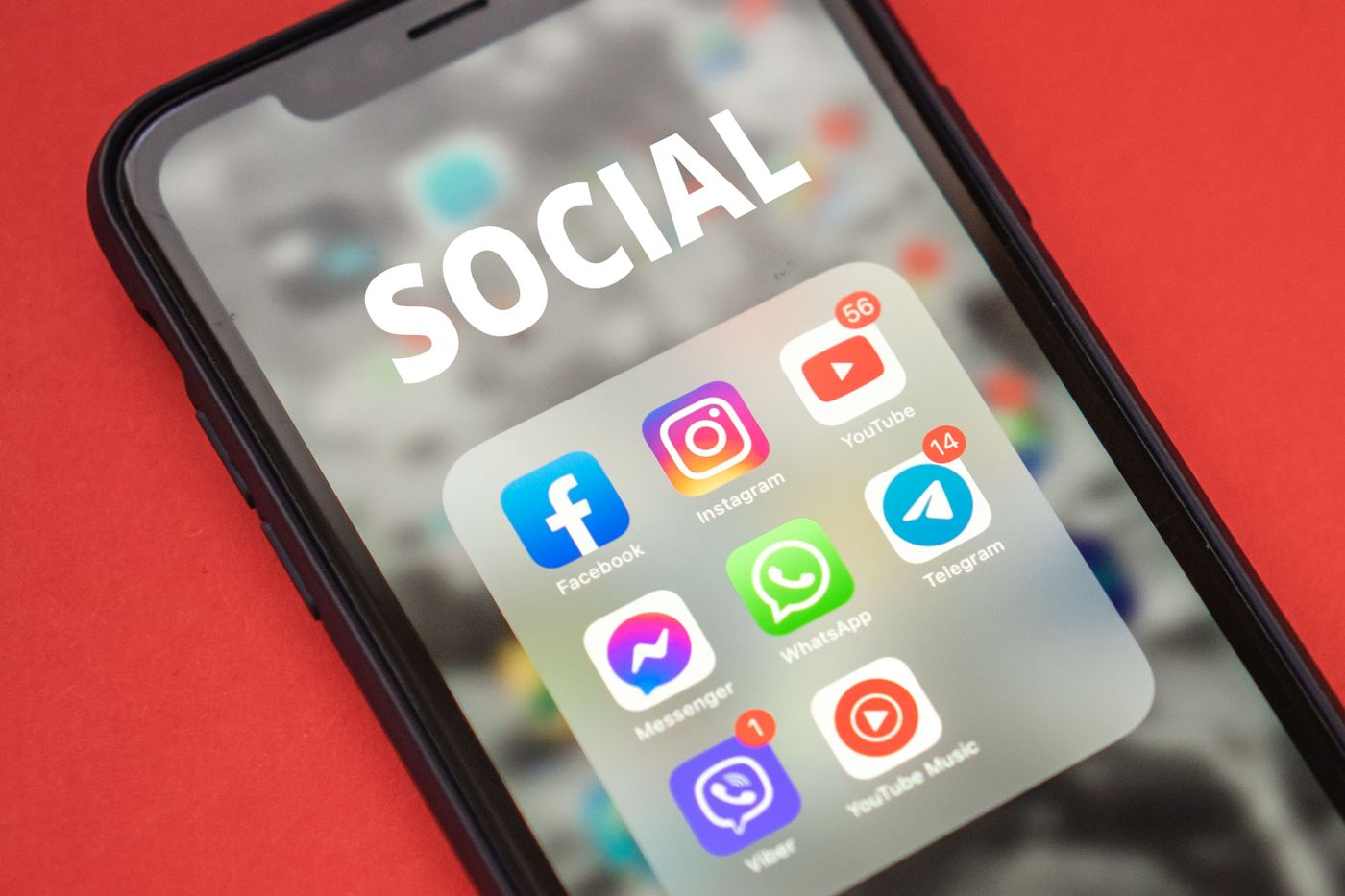 Telefono con los iconos de las principales redes sociales
