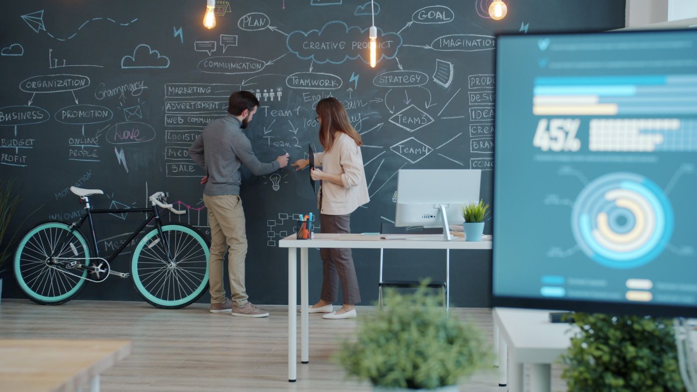 SEO o Google Ads: cuál va primero según la caja que tengas 2 Pizarra con la estrategia de marketing junto a un panel de datos