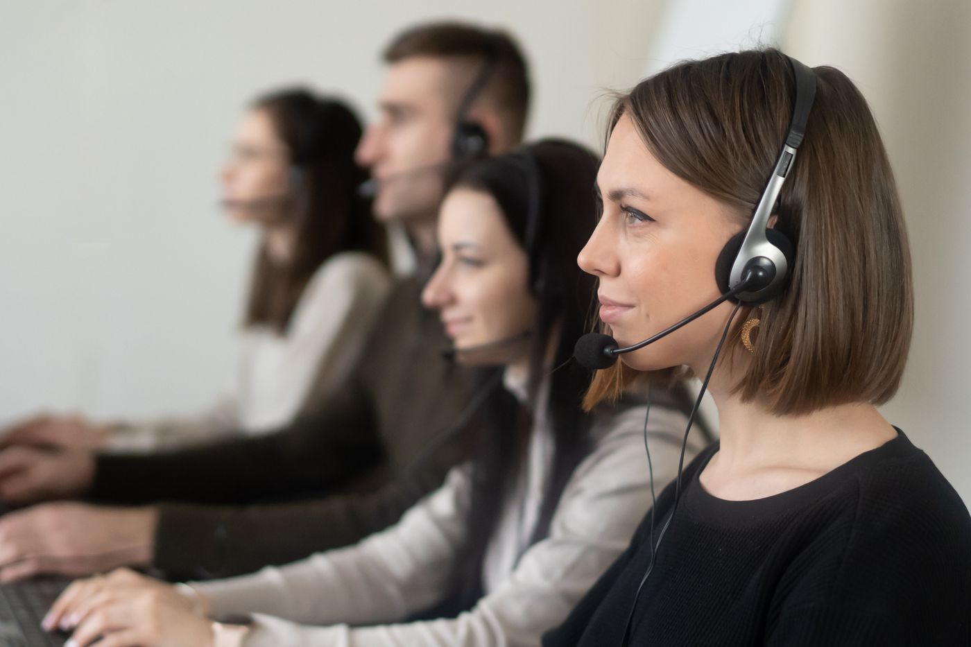 Cómo conseguir reseñas en Google sin quemar a tus clientes 2 Equipo de atencion al cliente respondiendo mensajes y valoraciones