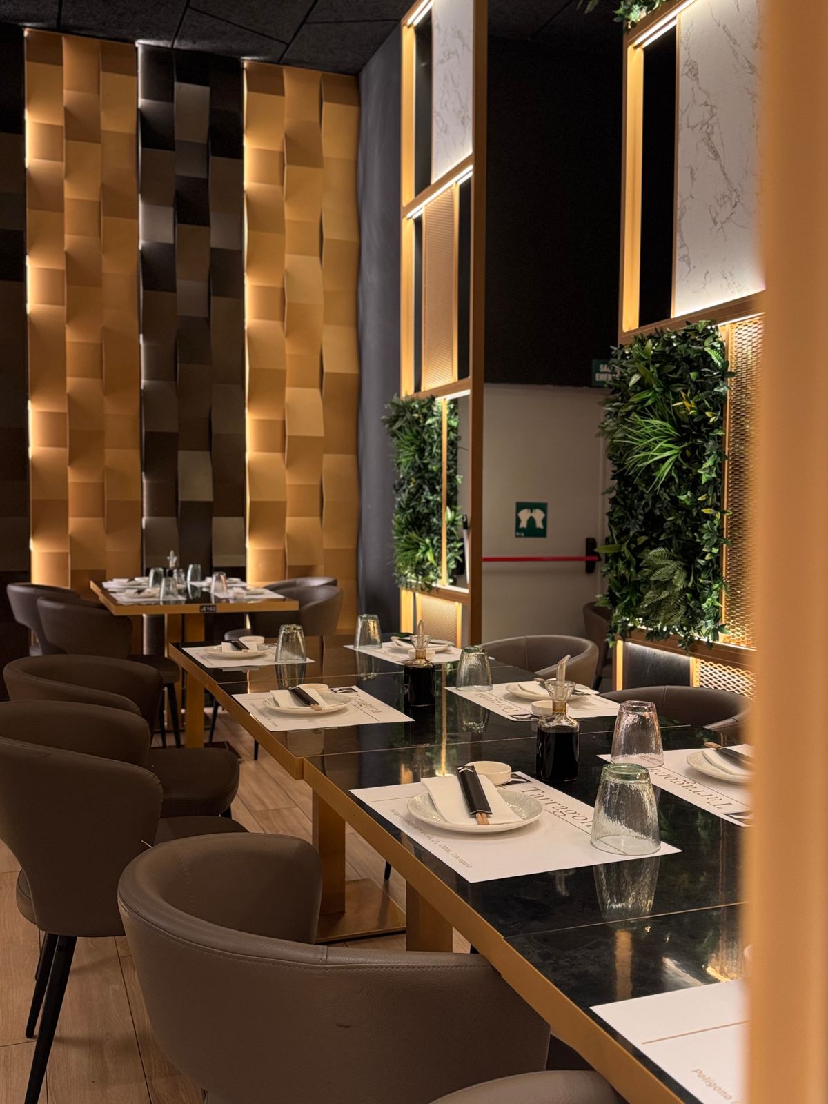 Cómo aparecer en Google Maps: por qué tu negocio no sale y cómo arreglarlo 9 Sala de un restaurante moderno con mesas preparadas
