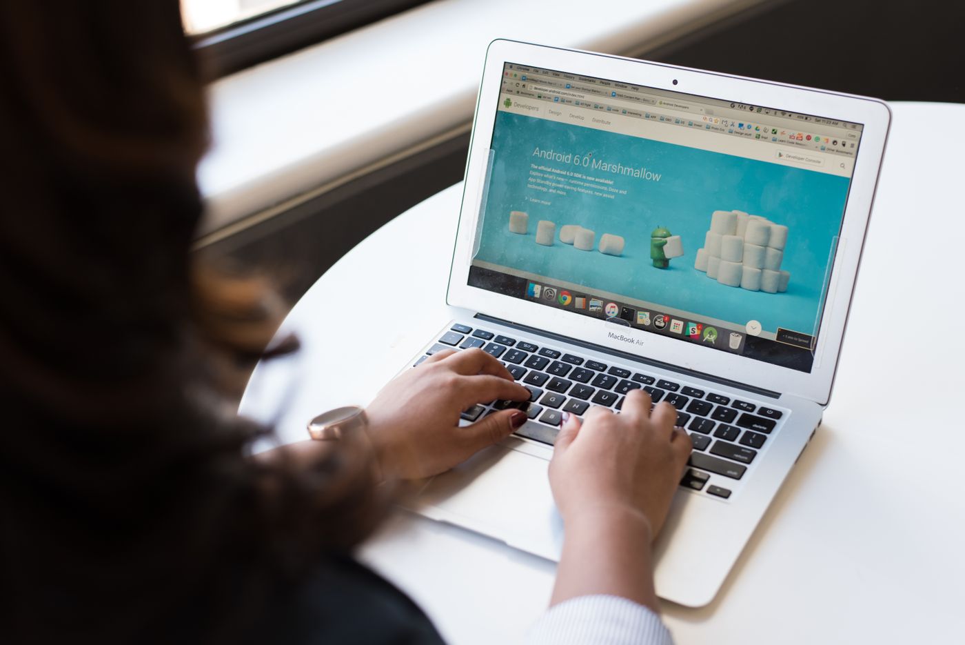 Cuánto cuesta Google Ads al mes para una pyme (con datos de campañas reales) 2 Profesional revisa en el portatil los resultados mensuales de sus campanas
