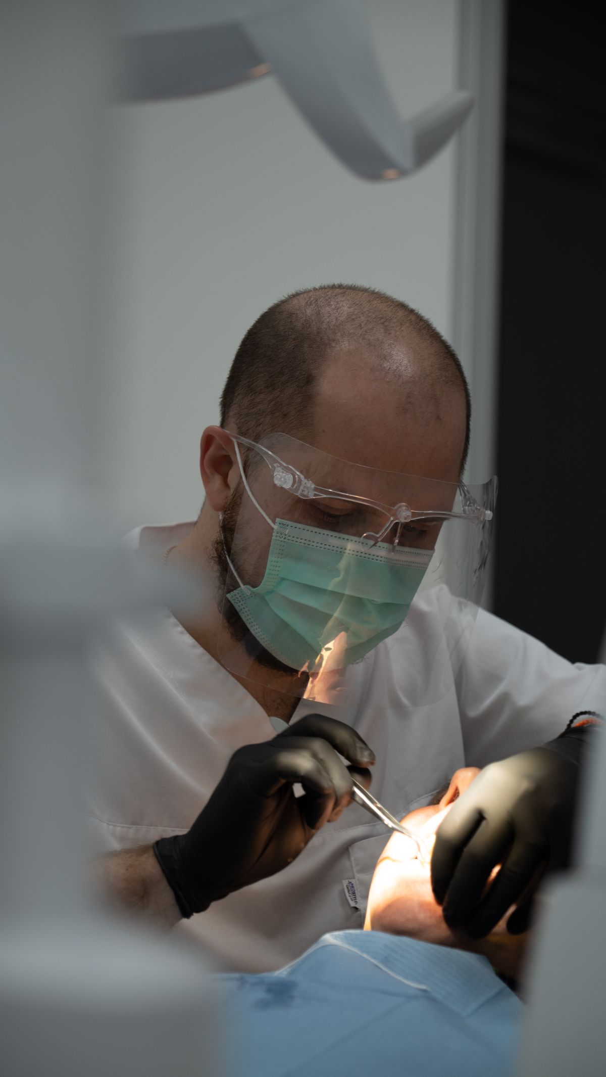 Posicionamiento web para clínicas dentales: atrae pacientes de tu zona 2 Odontólogo realizando un tratamiento a un paciente